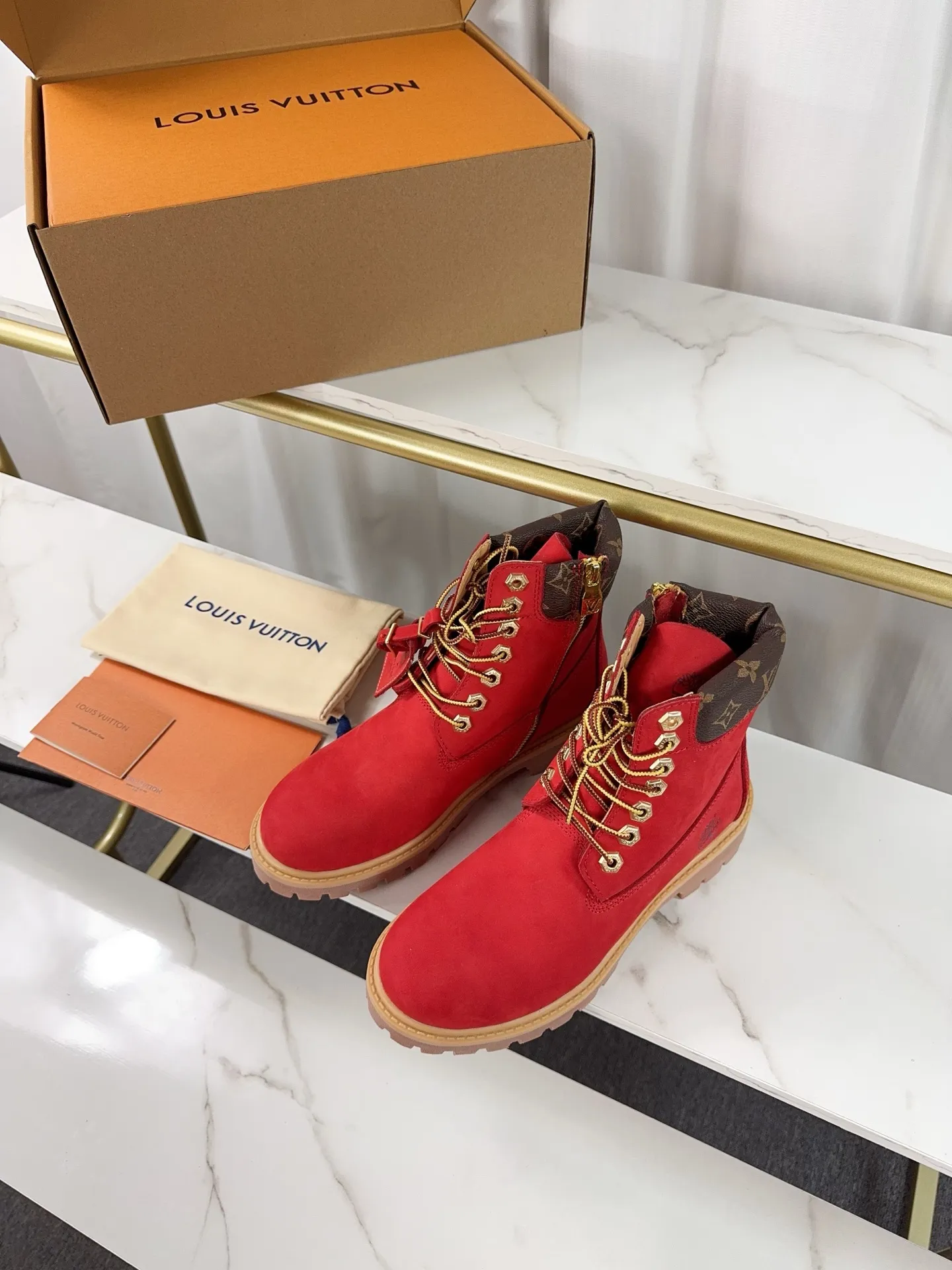 Couple model 💰700 ❤️Top version: Couple model LV x Timberland Timberland joint model Presbyopia Embossed Rhubarb boots Ankle boots Short boots LV x Timberland ankle boots are made of Monogram embossed waterproof nubuck cow leather, relying on the brand's exquisite craftsmanship to carefully reshape the classic Timberland 6-inch boot shape in Italy, and make an eye-catching appearance in 2024 created by Pharrell Williams with American workwear style Autumn and winter menswear show. Monogram embossed tongue, original Timberland laces and outsole are exquisite details, and the leather label expresses the cooperation logo. Exquisite packaging at the delivery counter🛍📦 ▪️Material: Original customized imported first-layer cowhide ▪️Inner lining: Original customized leather lining/mesh lining ▪️Outsole: Original molded anti-slip rubber material ▪️Sole thickness: 3.5CM ▪️Size: Women's 35-40 Men's 39-46